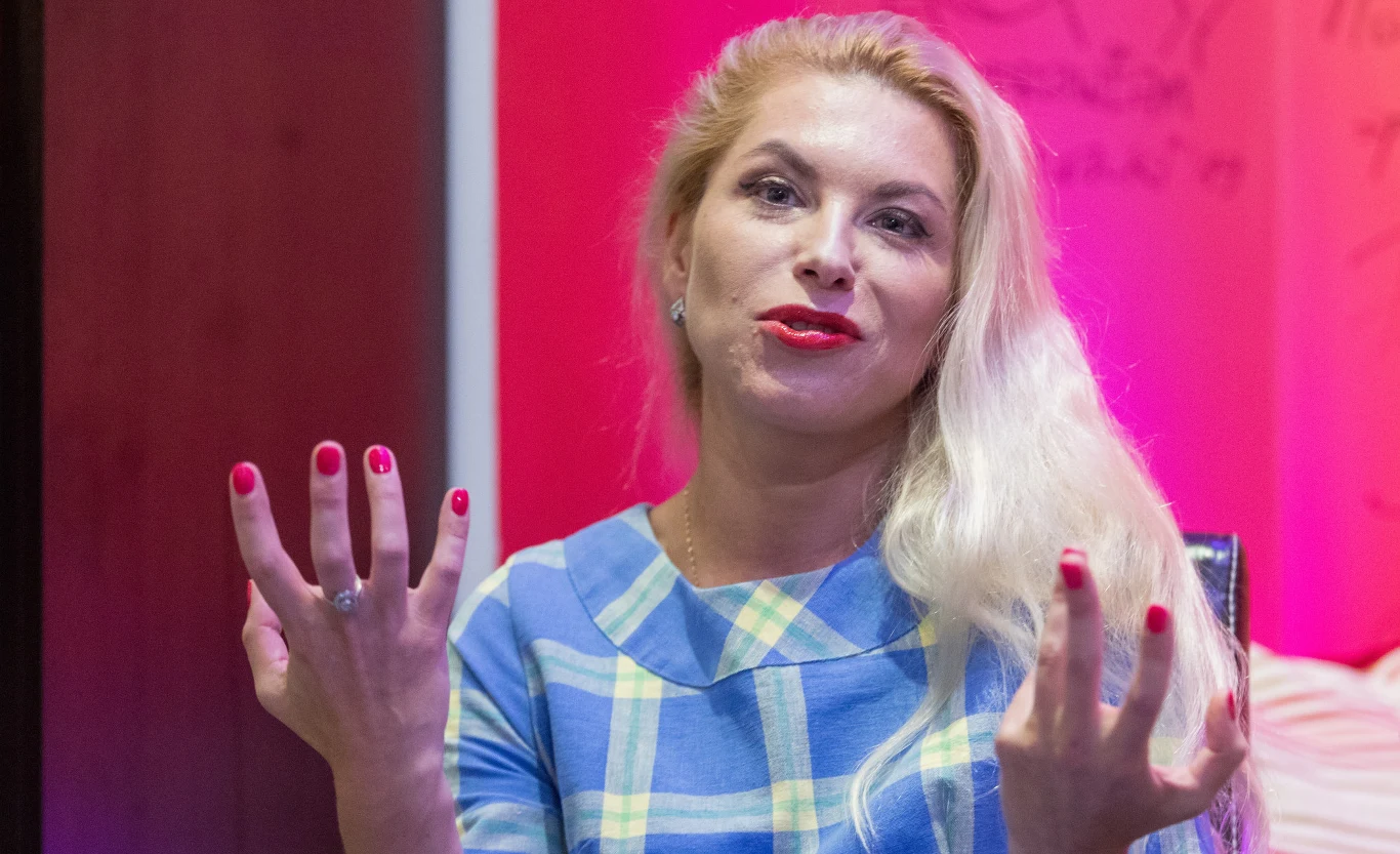 Katarzyna Bonda nieprzypadkowo jest nazywana „polską królową kryminałów” – od kilku lat zajmuje wysokie miejsca w rodzimych rankingach najlepiej zarabiających pisarzy. Ale Bonda pisać kryminały zaczęła stosunkowo późno - wcześniej pracowała jako dziennikarka. Zawód postanowiła zmienić pod wpływem traumatycznego zdarzenia, które wpłynęło na całe jej późniejsze życie. 11 dni po śmierci ojca, pani Katarzyna spowodowała bowiem wypadek samochodowy ze skutkiem śmiertelnym, za co wymierzono jej karę pozbawienia wolności w zawieszeniu. 