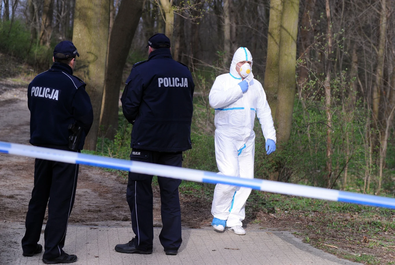 Specjaliści dokładnie przeszukują miejsce zbrodni