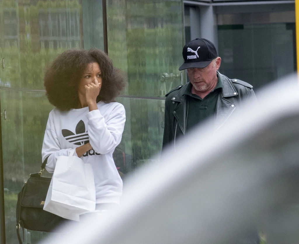 Jednak największą popularność przyniosły Beckerowi jego liczne romanse. Pierwszą żoną Borisa była Barbara Feltus, z którą sportowiec ma dwóch synów – Noaha i Eliasa. Po siedmiu latach związku małżonkowie rozwiedli się. Podobno bezpośrednią przyczyną rozstania miał być romans Beckera z Angelą Emrakową. Później tenisista był związany z niemiecką piosenkarką, Sabriną Setlur oraz holenderską modelką, Sharlely Kerssenber. Jednak największą popularność przyniosły Beckerowi jego liczne romanse. Pierwszą żoną Borisa była Barbara Feltus, z którą sportowiec ma dwóch synów – Noaha i Eliasa. Po siedmiu latach związku małżonkowie rozwiedli się. Podobno bezpośrednią przyczyną rozstania miał być romans Beckera z Angelą Emrakową. Później tenisista był związany z niemiecką piosenkarką, Sabriną Setlur oraz holenderską modelką, Sharlely Kerssenber.