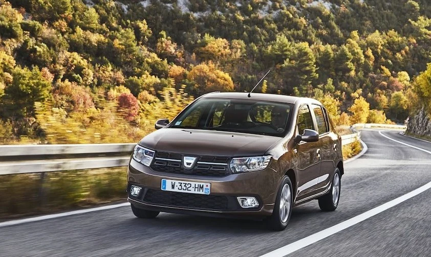 4. Dacia Sandero (1365 rejestracji) Popyt na samochody za rozsądną cenę nie słabnie, a Sandero jest tego dowodem. Z ceną od 36 900 zł przekonuje do siebie w większości klientów indywidualnych (783 rejestracje) i nieco mniej flotowych (582 rejestracje). Sandero to owoc współpracy rumuńskiego producenta z francuską marką Renault. Wprowadzone w 2008 roku Sandero stało się drugim po Loganie nowoczesnym modelem Dacii we współczesnej nam erze motoryzacji. W założeniu miał być to tani, miejski hatchback. Konstrukcja samochodu opiera się na zmodyfikowanej płycie podłogowej Logana i dzieli z nim wiele części. Bagażnik ma pojemność 320 l. Pod maską znalazły się benzynowe silniki TCe 1.0 (73 i 100 KM) oraz jednostka Diesla 1.5 dCi o mocy 95 KM. 4. Dacia Sandero (1365 rejestracji) Popyt na samochody za rozsądną cenę nie słabnie, a Sandero jest tego dowodem. Z ceną od 36 900 zł przekonuje do siebie w większości klientów indywidualnych (783 rejestracje) i nieco mniej flotowych (582 rejestracje). Sandero to owoc współpracy rumuńskiego producenta z francuską marką Renault. Wprowadzone w 2008 roku Sandero stało się drugim po Loganie nowoczesnym modelem Dacii we współczesnej nam erze motoryzacji. W założeniu miał być to tani, miejski hatchback. Konstrukcja samochodu opiera się na zmodyfikowanej płycie podłogowej Logana i dzieli z nim wiele części. Bagażnik ma pojemność 320 l. Pod maską znalazły się benzynowe silniki TCe 1.0 (73 i 100 KM) oraz jednostka Diesla 1.5 dCi o mocy 95 KM.