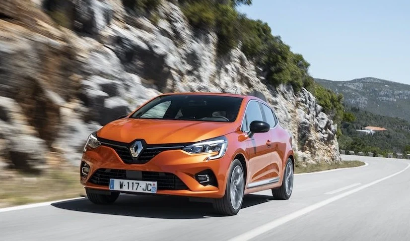 3. Renault Clio (2807 rejestracji) Po francuski model najchętniej sięgają firmy (2003 rejestracje). Klienci indywidualni zarejestrowali w 2020 roku 804 samochody. Obecnie mamy do czynienia z zaprezentowanym w 2019 roku Clio piątej generacji. W wyposażeniu znajdziemy m. in. najnowszą odsłonę systemów multimedialnych, cyfrowy panel wskaźników oraz 9,3-calowy wyświetlacz w konsoli centralnej. Samochód powstał na platformie opracowanej wspólnie przez trzy koncerny w ramach aliansu Renault-Nissan-Mitsubishi. Jest krótszy, lecz szerszy i wyższy od poprzednika, oferuje też więcej miejsca dla pasażerów oraz bagażnik o pojemności aż 391 litrów. 3. Renault Clio (2807 rejestracji) Po francuski model najchętniej sięgają firmy (2003 rejestracje). Klienci indywidualni zarejestrowali w 2020 roku 804 samochody. Obecnie mamy do czynienia z zaprezentowanym w 2019 roku Clio piątej generacji. W wyposażeniu znajdziemy m. in. najnowszą odsłonę systemów multimedialnych, cyfrowy panel wskaźników oraz 9,3-calowy wyświetlacz w konsoli centralnej. Samochód powstał na platformie opracowanej wspólnie przez trzy koncerny w ramach aliansu Renault-Nissan-Mitsubishi. Jest krótszy, lecz szerszy i wyższy od poprzednika, oferuje też więcej miejsca dla pasażerów oraz bagażnik o pojemności aż 391 litrów.