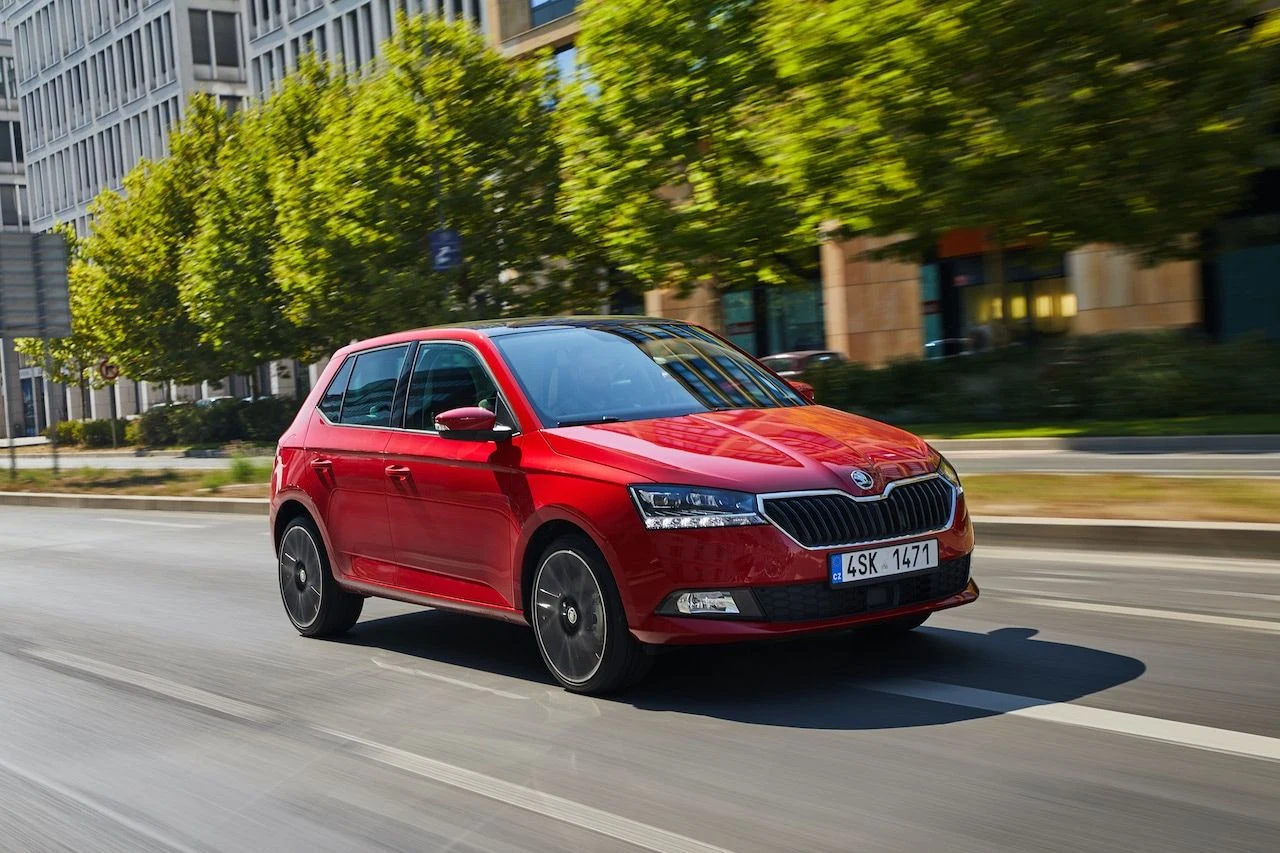 2. Skoda Fabia (4685 rejestracji) Dominującymi użytkownikami Fabii od lat są firmy. Nie inaczej było w 2020 roku. Użytkownicy flotowi zarejestrowali 3285 egzemplarzy, zaś na osoby fizyczne zarejestrowano 1400 aut. Obecna na rynku od 1999 roku Skoda Fabia była do niedawna bestsellerem czeskiej marki w segmencie B, głównie za sprawą nabywców flotowych. To popularne auto służbowe i jedno z podstawowych narzędzi pracy przedstawicieli handlowych. W 2014 roku na rynek weszła trzecia generacja Fabii, która przeszła lifting w 2018 roku i została wzbogacona m.in. o nowocześniejsze systemy bezpieczeństwa oraz nowe możliwości personalizacji. Pod maską hatchbacka znajdziemy silniki 1.0: MPI o mocy 75 KM oraz dwa turbodoładowane warianty TSI o mocach 95 i 110 KM, łączone z 5- i 6-biegowymi skrzyniami manualnymi. W ofercie silnikowej nie ma już diesli. 2. Skoda Fabia (4685 rejestracji) Dominującymi użytkownikami Fabii od lat są firmy. Nie inaczej było w 2020 roku. Użytkownicy flotowi zarejestrowali 3285 egzemplarzy, zaś na osoby fizyczne zarejestrowano 1400 aut. Obecna na rynku od 1999 roku Skoda Fabia była do niedawna bestsellerem czeskiej marki w segmencie B, głównie za sprawą nabywców flotowych. To popularne auto służbowe i jedno z podstawowych narzędzi pracy przedstawicieli handlowych. W 2014 roku na rynek weszła trzecia generacja Fabii, która przeszła lifting w 2018 roku i została wzbogacona m.in. o nowocześniejsze systemy bezpieczeństwa oraz nowe możliwości personalizacji. Pod maską hatchbacka znajdziemy silniki 1.0: MPI o mocy 75 KM oraz dwa turbodoładowane warianty TSI o mocach 95 i 110 KM, łączone z 5- i 6-biegowymi skrzyniami manualnymi. W ofercie silnikowej nie ma już diesli.