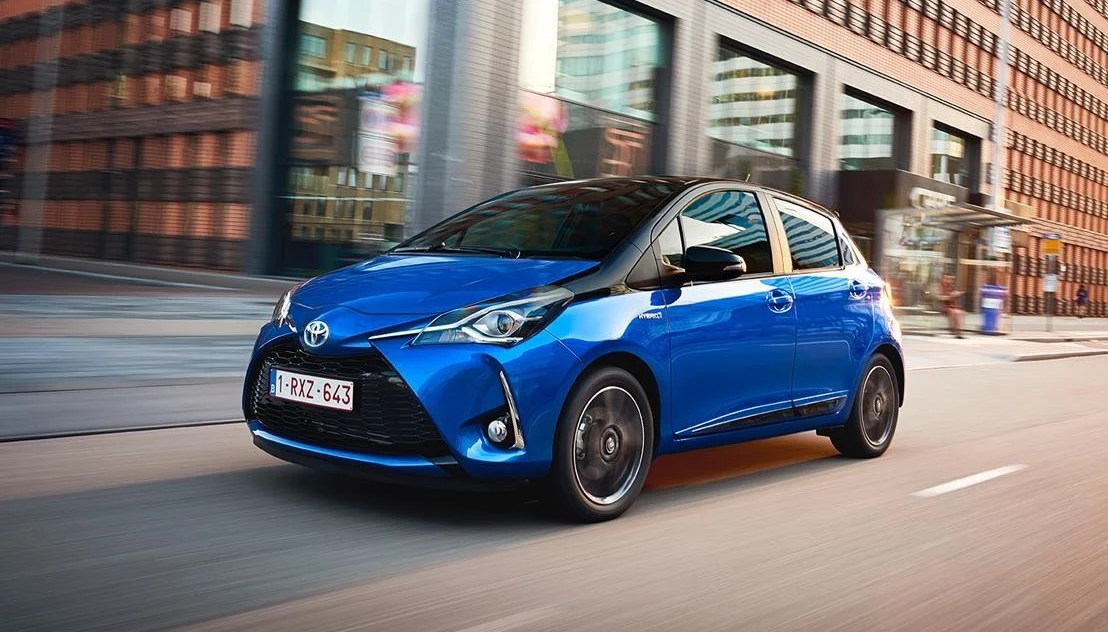 1. Toyota Yaris (5118 rejestracji) Wśród nabywców Yarisa dominują klienci indywidualni (2958 rejestracji), niemałą popularnością japoński model cieszy się również wśród firm (2160 rejestracji). Gwałtowny wzrost zainteresowania nastąpił w 2020 roku. To zasługa wymiany modeli, która sprawiła, że wciąż popularny Yaris III generacji jest nadal dostępny i to w niższych cenach. Cennik miejskiej Toyoty z 2020 roku otwiera kwota 48 000 zł za wersję wyposażenia Active z benzynowym silnikiem 1.0 VVT-i o mocy 72 KM. A jednocześnie w ofercie znalazła się już najnowsza i najnowocześniejsza IV generacja. 1. Toyota Yaris (5118 rejestracji) Wśród nabywców Yarisa dominują klienci indywidualni (2958 rejestracji), niemałą popularnością japoński model cieszy się również wśród firm (2160 rejestracji). Gwałtowny wzrost zainteresowania nastąpił w 2020 roku. To zasługa wymiany modeli, która sprawiła, że wciąż popularny Yaris III generacji jest nadal dostępny i to w niższych cenach. Cennik miejskiej Toyoty z 2020 roku otwiera kwota 48 000 zł za wersję wyposażenia Active z benzynowym silnikiem 1.0 VVT-i o mocy 72 KM. A jednocześnie w ofercie znalazła się już najnowsza i najnowocześniejsza IV generacja.