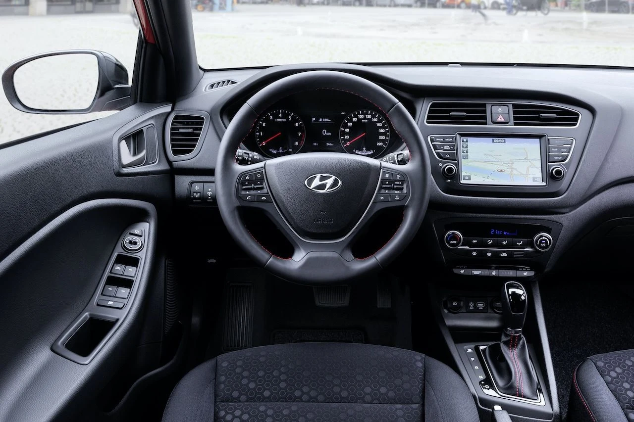 W 2018 roku auto przeszło face lifting. Zmieniono kształt przedniego i tylnego zderzaka, atrapy chłodnicy i reflektorów. Na liście wyposażenia mogą się znaleźć m.in. wycieraczki z czujnikiem deszczu i podgrzewane lusterka oraz pakiet systemów bezpieczeństwa. Cennik tego modelu zaczyna się od 41 452 zł. Do sprzedaży wchodzi właśnie nowa generacja modelu i20, który zyskał zupełnie nową stylistykę i większy bagażnik o pojemności 351 litrów. W wyposażeniu m.in. wirtualne zegary, pod maską silniki 1.2 o mocy 84 KM, 1.0 T-GDi o mocy 100 lub 120 KM z układem miękkiej hybrydy. Ciekawostką jest oszczędzająca paliwo inteligentna manualna 6-biegowa skrzynia iMT automatycznie rozłączająca napęd i przechodząca w tryb żeglowania, gdy kierowca zdejmuje nogę z gazu. W 2018 roku auto przeszło face lifting. Zmieniono kształt przedniego i tylnego zderzaka, atrapy chłodnicy i reflektorów. Na liście wyposażenia mogą się znaleźć m.in. wycieraczki z czujnikiem deszczu i podgrzewane lusterka oraz pakiet systemów bezpieczeństwa. Cennik tego modelu zaczyna się od 41 452 zł. Do sprzedaży wchodzi właśnie nowa generacja modelu i20, który zyskał zupełnie nową stylistykę i większy bagażnik o pojemności 351 litrów. W wyposażeniu m.in. wirtualne zegary, pod maską silniki 1.2 o mocy 84 KM, 1.0 T-GDi o mocy 100 lub 120 KM z układem miękkiej hybrydy. Ciekawostką jest oszczędzająca paliwo inteligentna manualna 6-biegowa skrzynia iMT automatycznie rozłączająca napęd i przechodząca w tryb żeglowania, gdy kierowca zdejmuje nogę z gazu.
