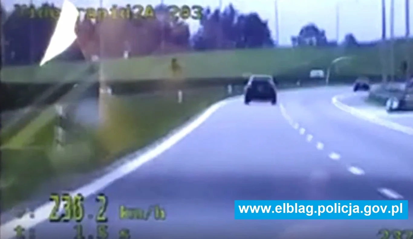 Wg pomiaru wideorejestratorem, bentley poruszał się 236 km/h Wg pomiaru wideorejestratorem, bentley poruszał się 236 km/h