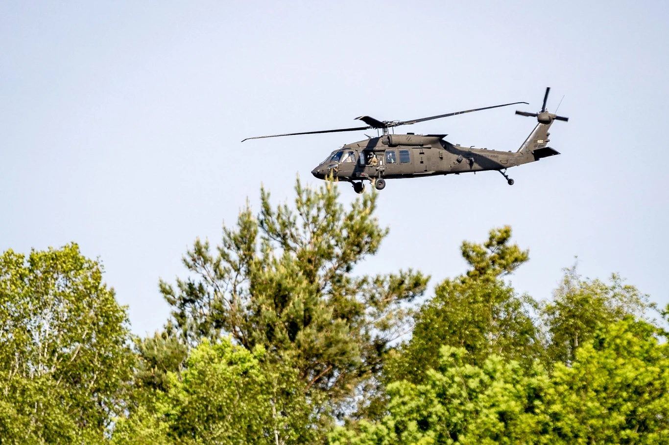 Armie NATO nie tylko rozbudowują brygady lotnictwa wojsk lądowych, ale także unifikują sprzęt w nich wykorzystywany. Służy to ograniczeniu kosztów szkolenia i eksploatacji tych samych typów śmigłowców. Tymczasem w Polsce mijają cztery lata od obietnicy zakupu „większej liczby i tańszych śmigłowców”. Dotychczas żaden z nich nie został wprowadzony do służby…