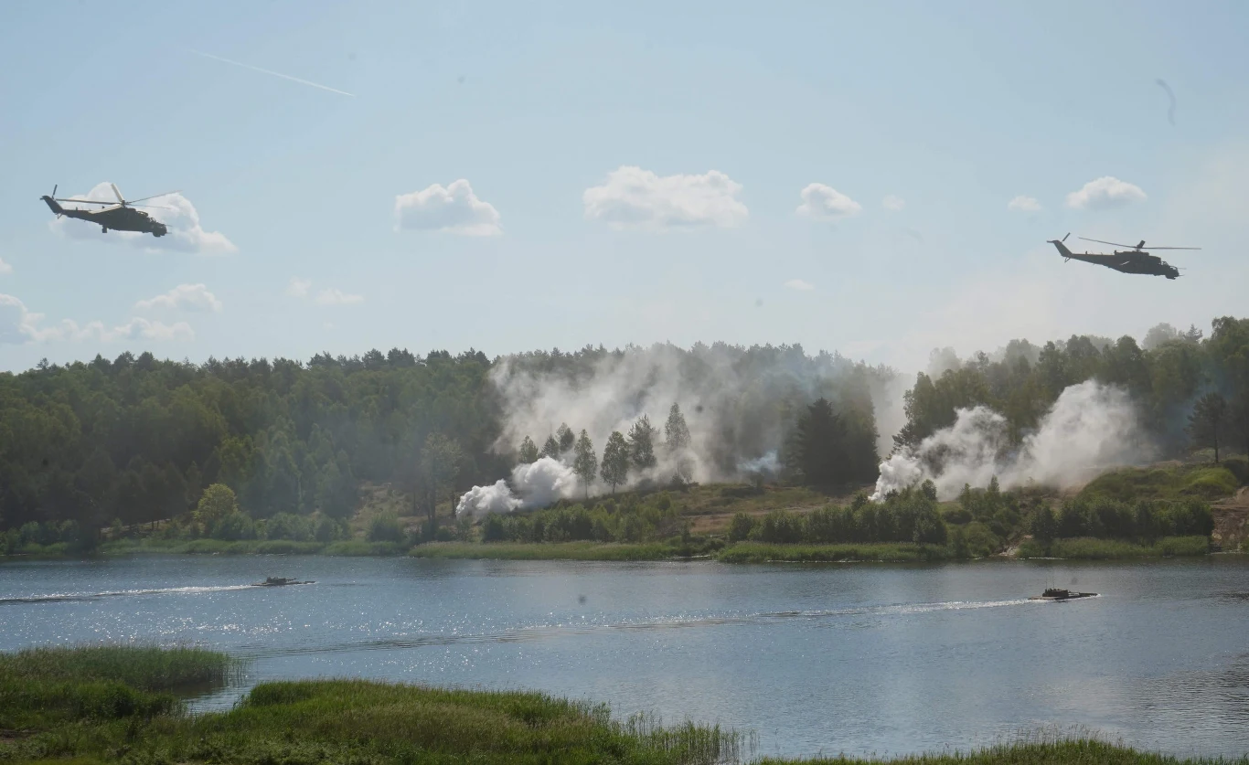 Amerykanów z 82 Dywizji Powietrzno-Desantowej wspierały w powietrzu śmigłowce Mi-24 z 1. Brygady Lotnictwa Wojsk Lądowych.