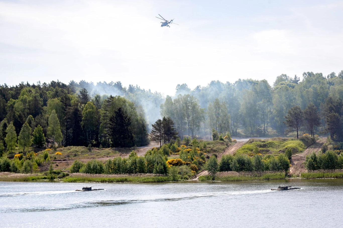 Śmigłowce, chroniąc przeprawiających się żołnierzy wojsk zmechanizowanych, operowali tuż nad czubkami drzew.
