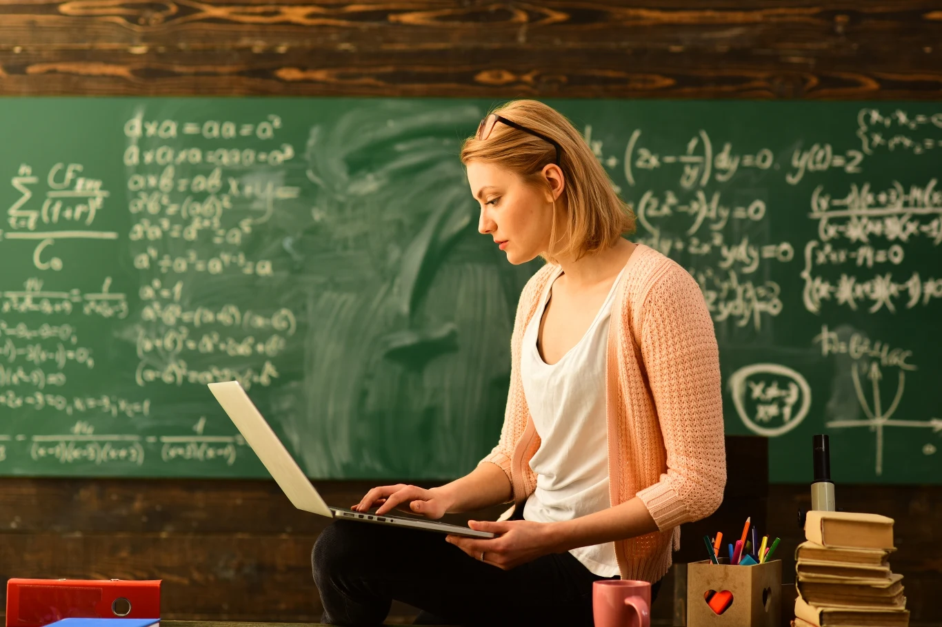 Do kiedy można składać wnioski o bon na laptop dla nauczyciela w 2025? Nauczycielka z laptopem