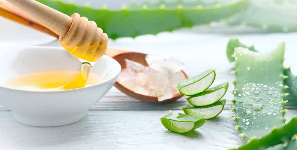 Łyżkę olejku jojoba wymieszaj z łyżką miodu i podgrzej w mikrofalówce przez około piętnaście sekund. Dodaj łyżkę żelu z aloesu, rozmącone jajko i pięć kropli olejku szałwiowego. Dokładnie wymieszaj. Tak przygotowaną masę nałóż na wilgotne włosy na około dwie godziny. Dokładnie spłucz włosy i umyj je szamponem. Łyżkę olejku jojoba wymieszaj z łyżką miodu i podgrzej w mikrofalówce przez około piętnaście sekund. Dodaj łyżkę żelu z aloesu, rozmącone jajko i pięć kropli olejku szałwiowego. Dokładnie wymieszaj. Tak przygotowaną masę nałóż na wilgotne włosy na około dwie godziny. Dokładnie spłucz włosy i umyj je szamponem.