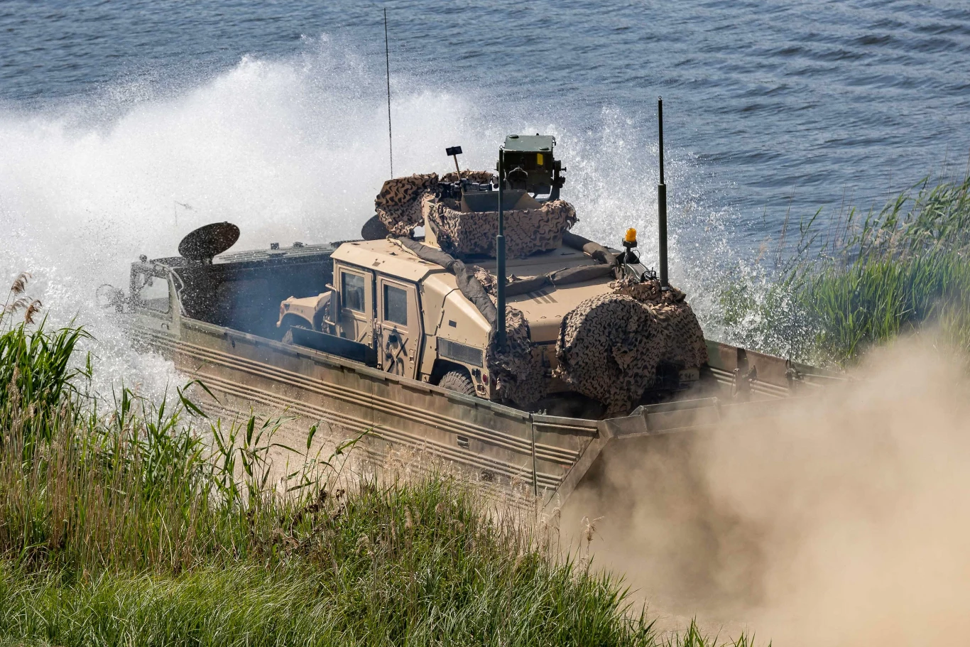 - Duży wysiłek również skupiliśmy na realizacji wsparcia walczących wojsk pancernych zmechanizowanych lotnictwem, artylerią, artylerią przeciwlotniczą, wojskami chemicznymi oraz inżynieryjnymi poprzez integrację procedur wspólnej realizacji wysiłku rażenia różnych środków – mówił gen. dyw. Maciej Jabłoński, dowódca 12 Dywizji Zmechanizowanej. - Duży wysiłek również skupiliśmy na realizacji wsparcia walczących wojsk pancernych zmechanizowanych lotnictwem, artylerią, artylerią przeciwlotniczą, wojskami chemicznymi oraz inżynieryjnymi poprzez integrację procedur wspólnej realizacji wysiłku rażenia różnych środków – mówił gen. dyw. Maciej Jabłoński, dowódca 12 Dywizji Zmechanizowanej.