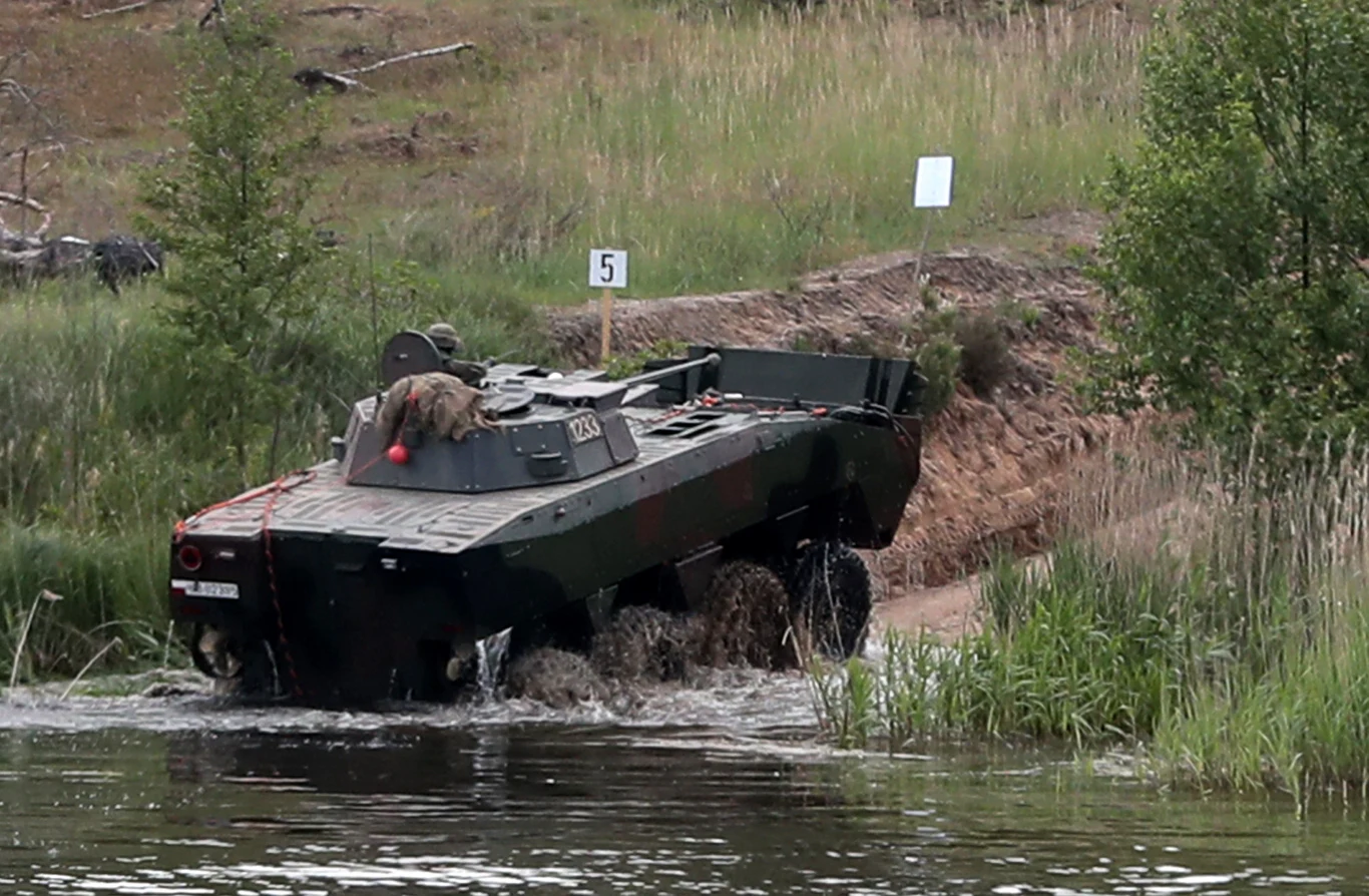 Po przygotowanej przeprawie żołnierze i sprzęt 12 Brygady Zmechanizowanej oraz amerykańskiej 3 Dywizji Piechoty pokonały przeszkodę wodną, aby na przeciwległym brzegu pokonać oddziały symulujące przeciwnika. Po przygotowanej przeprawie żołnierze i sprzęt 12 Brygady Zmechanizowanej oraz amerykańskiej 3 Dywizji Piechoty pokonały przeszkodę wodną, aby na przeciwległym brzegu pokonać oddziały symulujące przeciwnika.