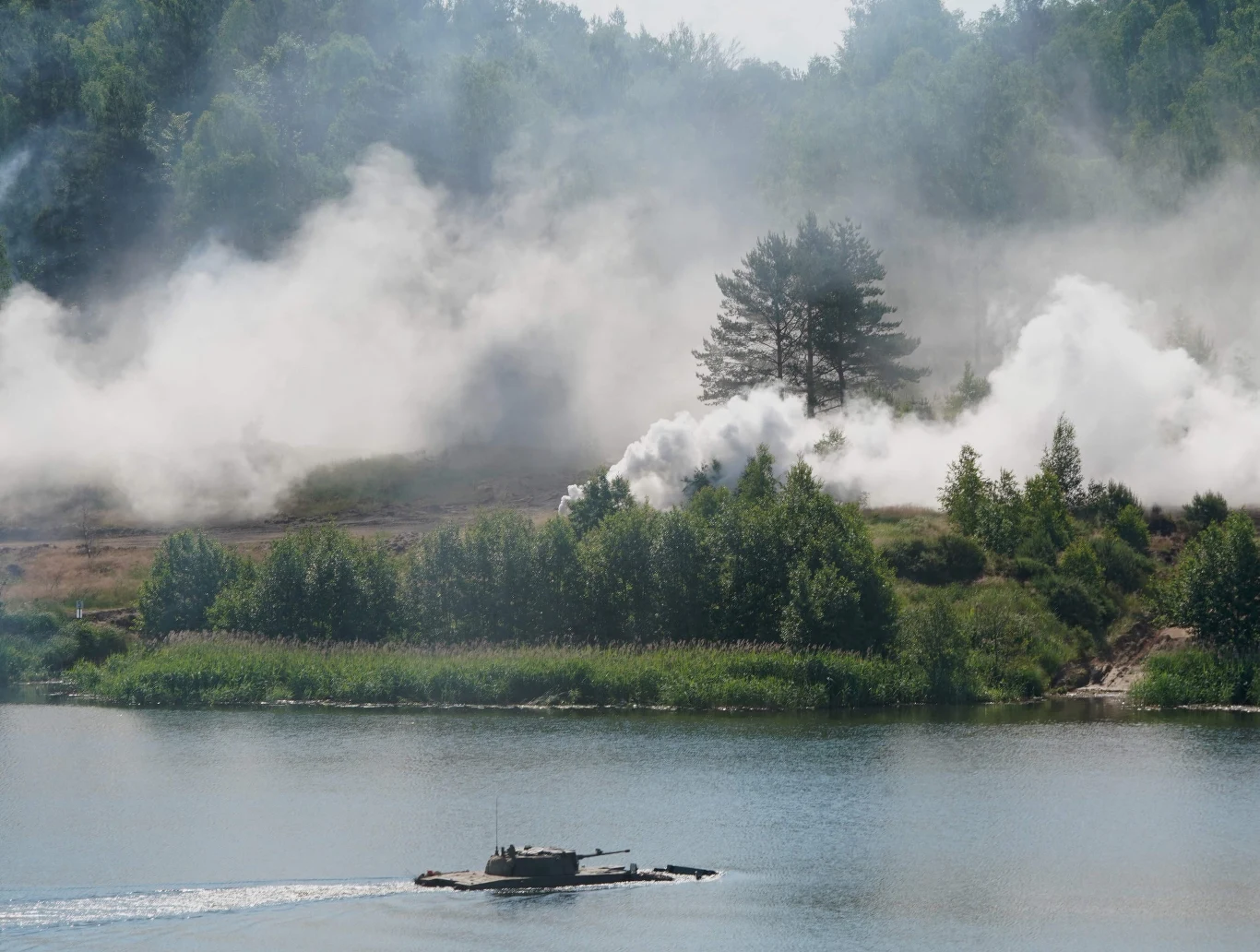 - Jestem pod wrażeniem, jestem dumny z tego co przed chwilą mogliśmy zobaczyć. Jestem pod wrażeniem umiejętności prezentowanych przez żołnierzy Wojska Polskiego i żołnierzy Stanów Zjednoczonych oraz ze współpracy obu Sił Zbrojnych. Together we are stronger! Razem jesteśmy silniejsi! – mówił na poligonie Błaszczak. - Jestem pod wrażeniem, jestem dumny z tego co przed chwilą mogliśmy zobaczyć. Jestem pod wrażeniem umiejętności prezentowanych przez żołnierzy Wojska Polskiego i żołnierzy Stanów Zjednoczonych oraz ze współpracy obu Sił Zbrojnych. Together we are stronger! Razem jesteśmy silniejsi! – mówił na poligonie Błaszczak.
