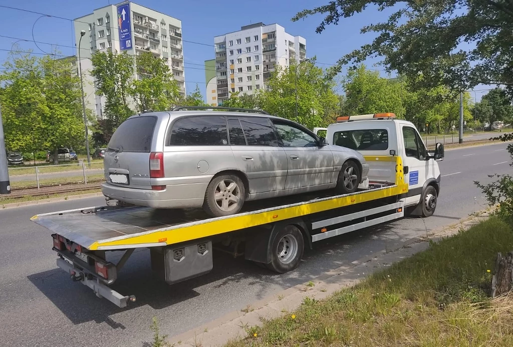 Auto trafiło na parking, a kierowca - za kraty