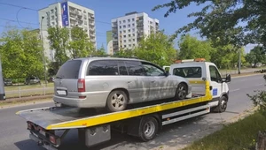 Auto trafiło na parking, a kierowca - za kraty