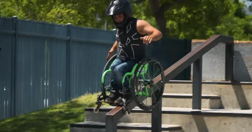 Aaron Fotheringham jest twórcą WRCX, sportu ekstremalnego, uprawianego przez osoby jeżdżące na wózku inwalidzkim