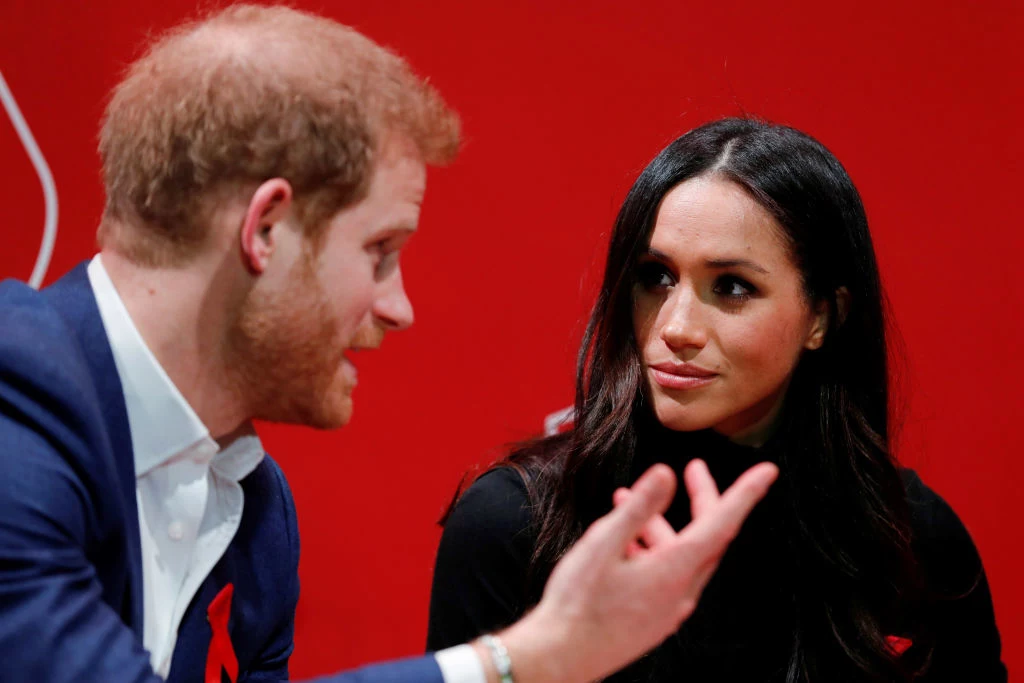 Zakochani nie chcieli, aby informacje o ich związku wypłynęły za szybko. Harry nie mógł poszczycić się nieposzlakowaną opinią wśród poddanych, a Meghan nie spełniała kryteriów idealnej kandydatki na żonę arystokraty. Była od niego starsza, nie miała brytyjskiego obywatelstwa, nie pochodziła z arystokratycznej rodziny, a co więcej, zajmowała się aktorstwem. Zakochani nie chcieli, aby informacje o ich związku wypłynęły za szybko. Harry nie mógł poszczycić się nieposzlakowaną opinią wśród poddanych, a Meghan nie spełniała kryteriów idealnej kandydatki na żonę arystokraty. Była od niego starsza, nie miała brytyjskiego obywatelstwa, nie pochodziła z arystokratycznej rodziny, a co więcej, zajmowała się aktorstwem.