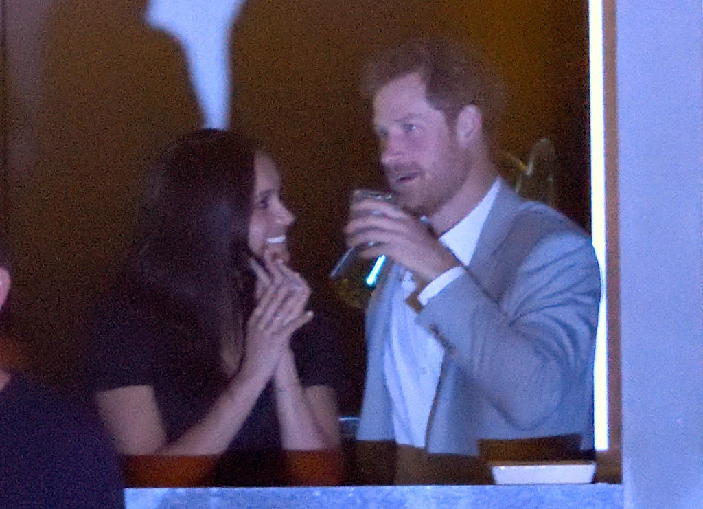 Książę Harry poznał Meghan Markle w maju 2016 roku podczas pobytu w Toronto, gdzie promował igrzyska dla weteranów wojennych. W tym samym czasie i miejscu jego przyszła żona brała udział w zdjęciach do serialu „W garniturach”. Jak zatem doszło do spotkania? Po zaręczynach para wyznała w wywiadzie dla BBC, że poznała się na randce w ciemno. Co ciekawe, spotkanie zaaranżowała ich wspólna znajoma. Meghan i Harry nigdy wcześniej się nie poznali. Książę nie oglądał także swojej przyszłej żony w telewizji. Książę Harry poznał Meghan Markle w maju 2016 roku podczas pobytu w Toronto, gdzie promował igrzyska dla weteranów wojennych. W tym samym czasie i miejscu jego przyszła żona brała udział w zdjęciach do serialu „W garniturach”. Jak zatem doszło do spotkania? Po zaręczynach para wyznała w wywiadzie dla BBC, że poznała się na randce w ciemno. Co ciekawe, spotkanie zaaranżowała ich wspólna znajoma. Meghan i Harry nigdy wcześniej się nie poznali. Książę nie oglądał także swojej przyszłej żony w telewizji.