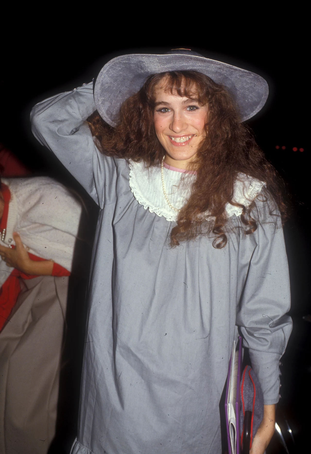 Sarah Jessica Parker To aktorka, której miłośniczkom mody i amerykańskich seriali nie trzeba przedstawiać. W latach 90. wcieliła się w główną rolę w serialu „Seks w Wielkim Mieście”, który gromadził przed telewizorami miliony widzów na całym świecie. Przez sześć sezonów śledzili oni nie tylko perypetie poszukującej miłości nowojorskiej dziennikarki, ale również z podziwem (a nierzadko z zazdrością), oglądali jej stroje, nieraz warte bajońskie sumy. Sarah Jessica Parker To aktorka, której miłośniczkom mody i amerykańskich seriali nie trzeba przedstawiać. W latach 90. wcieliła się w główną rolę w serialu „Seks w Wielkim Mieście”, który gromadził przed telewizorami miliony widzów na całym świecie. Przez sześć sezonów śledzili oni nie tylko perypetie poszukującej miłości nowojorskiej dziennikarki, ale również z podziwem (a nierzadko z zazdrością), oglądali jej stroje, nieraz warte bajońskie sumy.