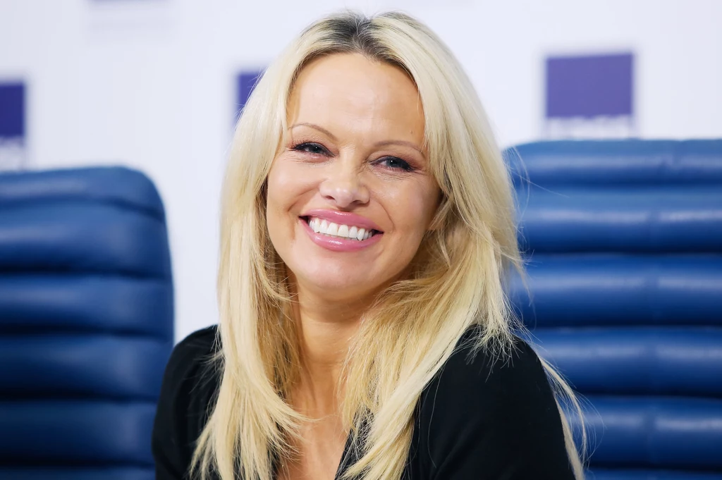 Dziś Pamela ma 53 lata. Z biegiem lat, w przeciwieństwie do innych gwiazd, zamiast poprawiać urodę, zaczęła stawiać na naturalność. Usunęła implanty piersi, zdecydowała się na bardziej naturalny kolor włosów oraz postawiła na delikatne makijaże. Efekt? Według niektórych to właśnie teraz Pamela stała się pięknością. Dziś Pamela ma 53 lata. Z biegiem lat, w przeciwieństwie do innych gwiazd, zamiast poprawiać urodę, zaczęła stawiać na naturalność. Usunęła implanty piersi, zdecydowała się na bardziej naturalny kolor włosów oraz postawiła na delikatne makijaże. Efekt? Według niektórych to właśnie teraz Pamela stała się pięknością.