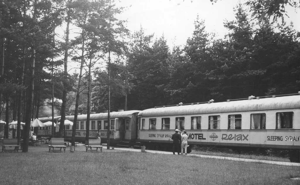 Wagony kolejowe wykorzystywano nie tylko do tworzenia ośrodków wczasowych, ale i moteli, w których podróżni zatrzymywali się na krótkotrwałe pobyty.  Na zdjęciu Motel Relax, usytuowany przy wjeździe do Szczecina. 