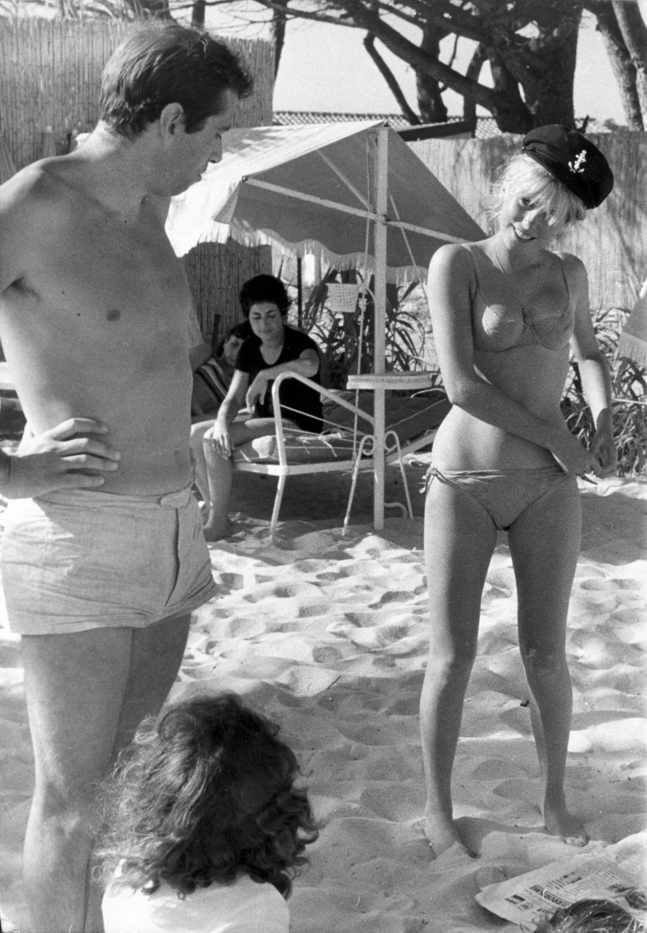 "Uznanie dla niej jako aktorki, ani też późniejsze zdjęcia, które obiegły cały świat, nie były mi potrzebne, aby wiedzieć, że ten delikatny nos, to chłodne, lecz intensywne spojrzenie, te usta o finezyjnie zarysowanych wargach, klasycznie doskonałe, to wyśmienite wyobrażenie romantycznej piękności" - opisywał Roger Vadim swoje wrażenia z pierwszego spotkania z młodziutką, 16-letnią, Catherine Deneuve.