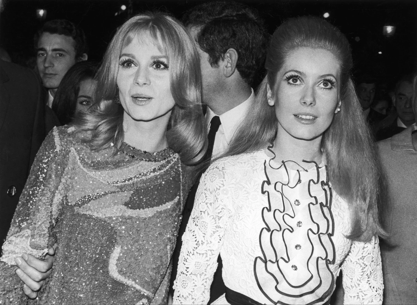 W 1966 r. Catherine Deneuve miała już tak znane nazwisko, że została przedstawiona królowej Elżbiecie II. Dzieliła wtedy czas między Londyn i Paryż. Jej związek z Davidem, którego talent podziwiała, wydawał się trwały. Wszystko zmieniło się po rodzinnej tragedii. Françoise zginęła w wypadku. Jechała na lotnisko w Nicei. Zaczął padać deszcz i gdy wyprzedzała inny samochód na autostradzie, uderzyła w betonowy słup. Spłonęła w rozbitym aucie. "Śmierć Françoise była największą stratą w moim życiu, poczucie porzucenia cały czas mi towarzyszy. Przez pierwsze lata po jej odejściu czułam się jak zombie, byłam tak zdruzgotana, że wyłączyłam wszystkie emocje, odcięłam się od rzeczywistości" - mówiła aktorka. 