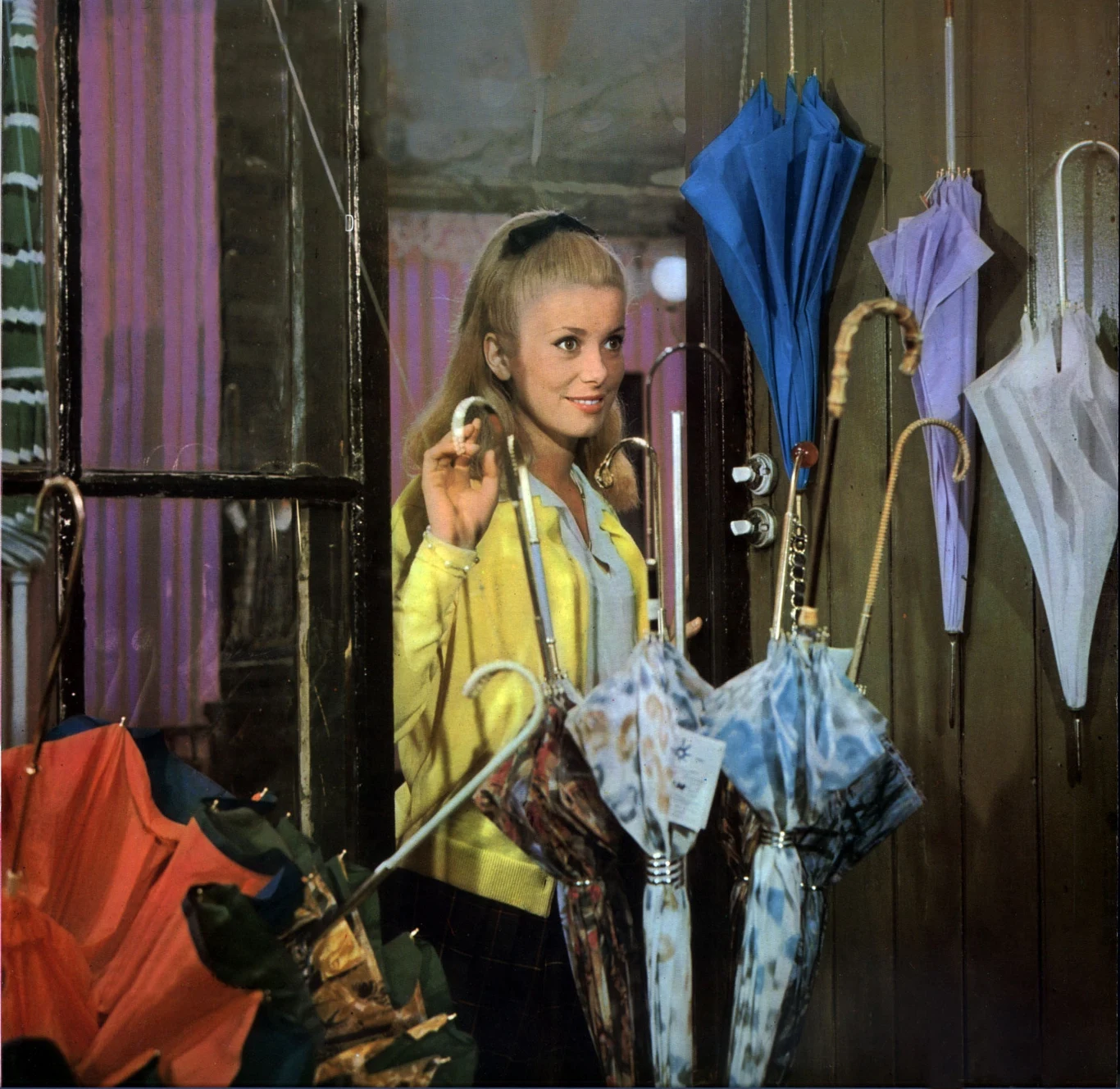 Dokonała też zmiany wizerunku. Z brunetki stała się blondynką. Najpierw nie była zachwycona efektem farbowania włosów. "Wyglądałam blado i bez wyrazu" - wspominała. Dopiero potem się przyzwyczaiła. W 1963 r. zagrała w "Parasolkach z Cherbourga" i została gwiazdą. Śpiewana przez nią piosenka "Je t’attendrai toute ma vie" ("Będę czekać na ciebie całe życie") jest jednym z największych przebojów filmowych.