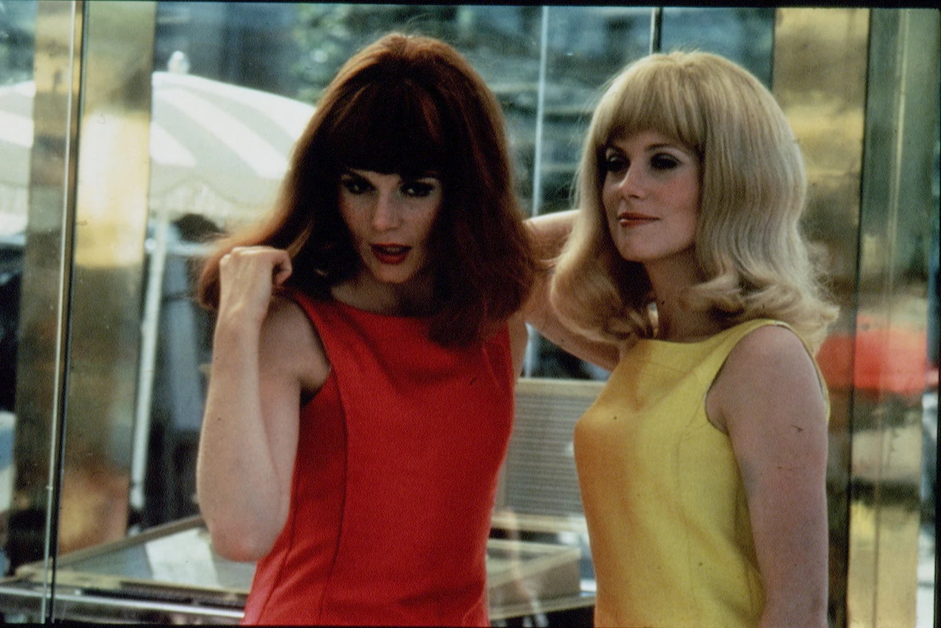 Wytrawny uwodziciel  i znawca kobiecej urody zauważył w paryskim Epi-Clubie dwie tańczące ze sobą dziewczyny. I chociaż wszyscy wpatrywali się w starszą z sióstr, Françoise, jego zainteresowała młodsza. 