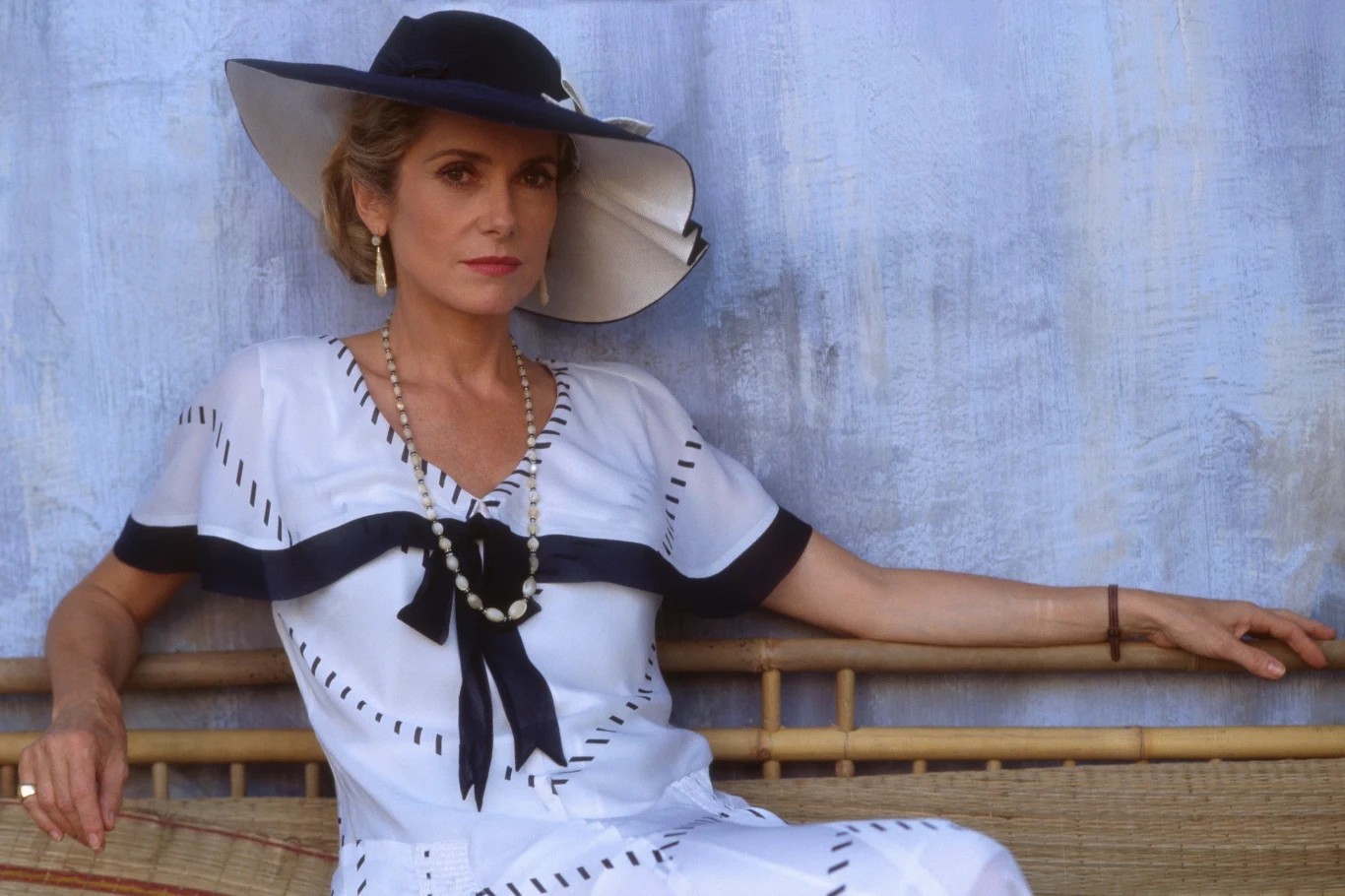 Uciekała w pracę. "Kręci jeden film za drugim - narzekał David. - Wieczorami jest zbyt wyczerpana, by rozmawiać po angielsku. A ponieważ ja o francuskim nie mam zielonego pojęcia, nasze rozmowy sprowadzają się do najprostszych komunikatów". Ich związek tego nie przetrwał. Rozstali się. Catherine odniosła sukces w Hollywood. Po premierze filmu "Mayerling" prasa amerykańska okrzyknęła ją najpiękniejszą kobietą świata. Zainkasowała milion dolarów honorarium. I wróciła do Francji, bo stwierdziła, że w USA wszystko wydaje się jej syntetyczne.