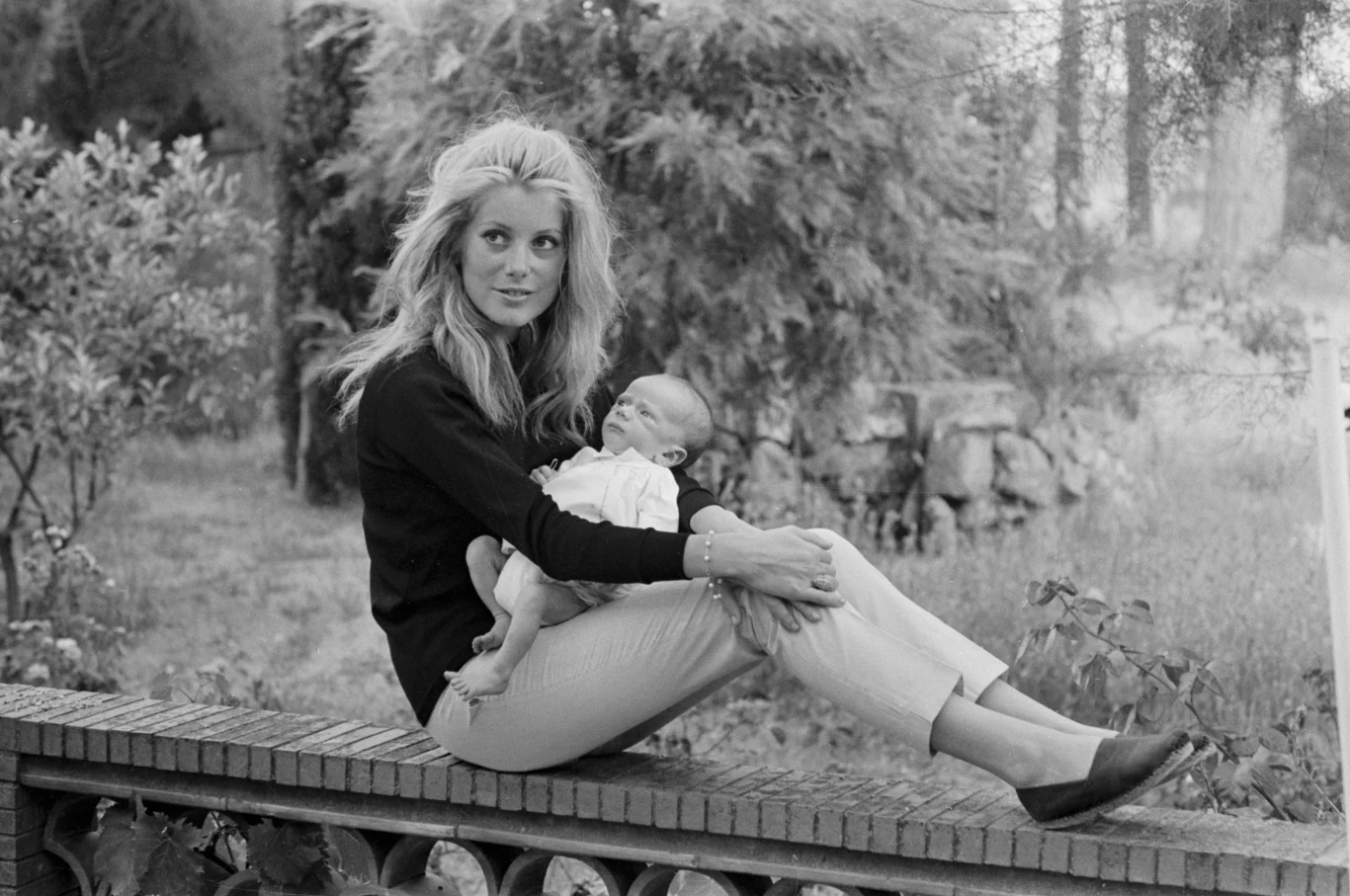 Pierwszy wspólnie nakręcony film tej pary okazał się katastrofą. Recenzje były miażdżące, publiczność gwizdała w kinach. Catherine odłożyła karierę na bok, postanowiła spełnić marzenie o macierzyństwie. Urodziła syna Christiana.