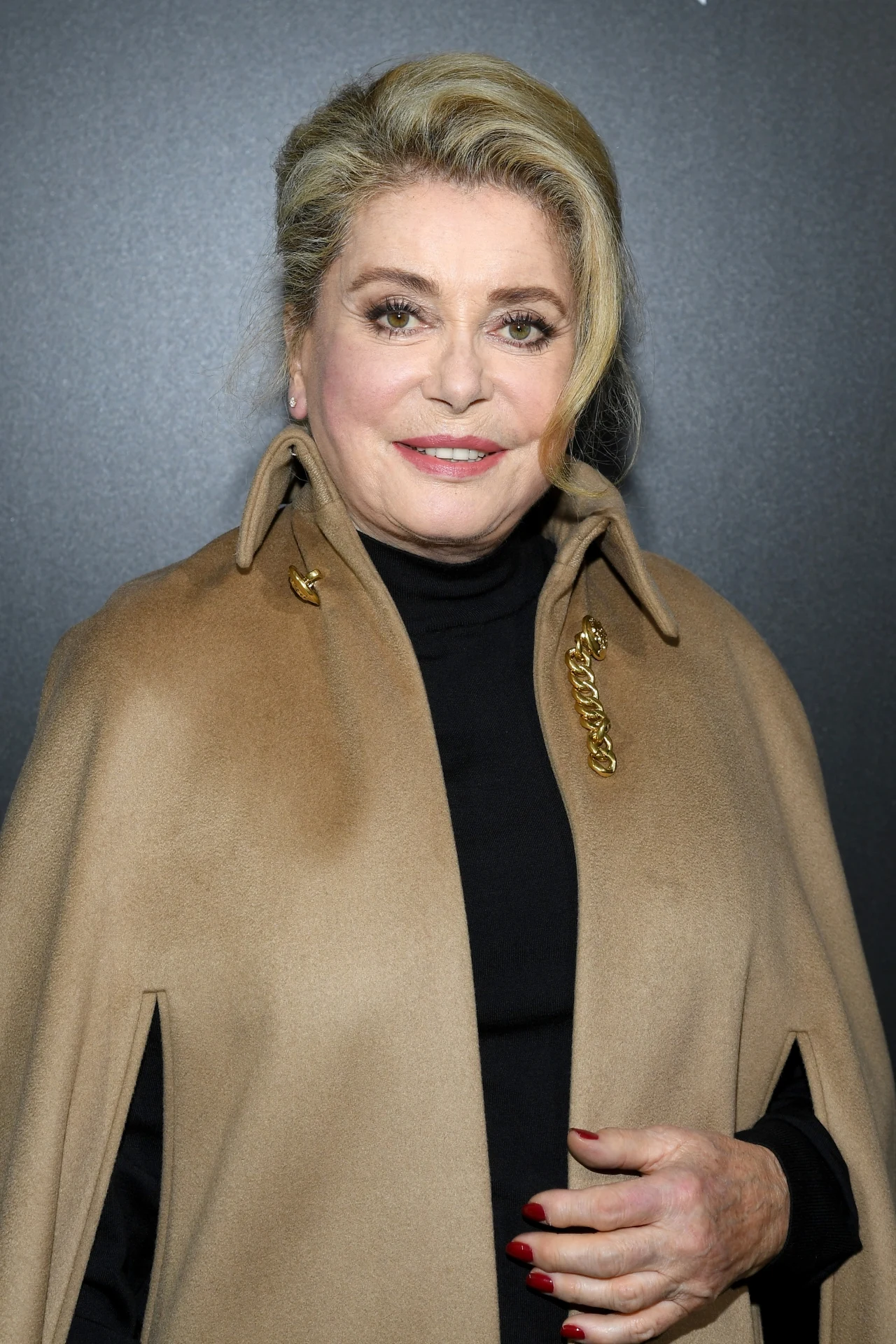 W listopadzie 2019 roku świat obiegła informacja, że Catherine Deneuve doznała udaru. "Na szczęście nie utraciła sprawności ruchowej i oczywiście musi nieco odpocząć" - przekazano.  Niedyspozycja aktorki była najprawdopodobniej wynikiem jej napiętego grafiku. W ostatnim czasie aktorka zagrała główne role aż w czterech filmach: "Pamiątkach Claire Darling" Julie Bertuccelli, "Prawdzie" Hirokazu Koreedy, "Przyjęciu urodzinowym" Cédrica Kahna i "Pożegnaniu z nocą" André Téchiné.

BP
(Tekst na podstawie magazynu "Retro")