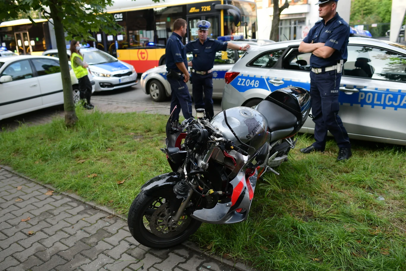 Uszkodzony motocykl Suzuki na miejscu zdarzenia Uszkodzony motocykl Suzuki na miejscu zdarzenia