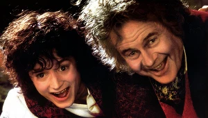 Elijah Wood i Ian Holm w filmie "Władca Pierścieni: Drużyna Pierścienia"