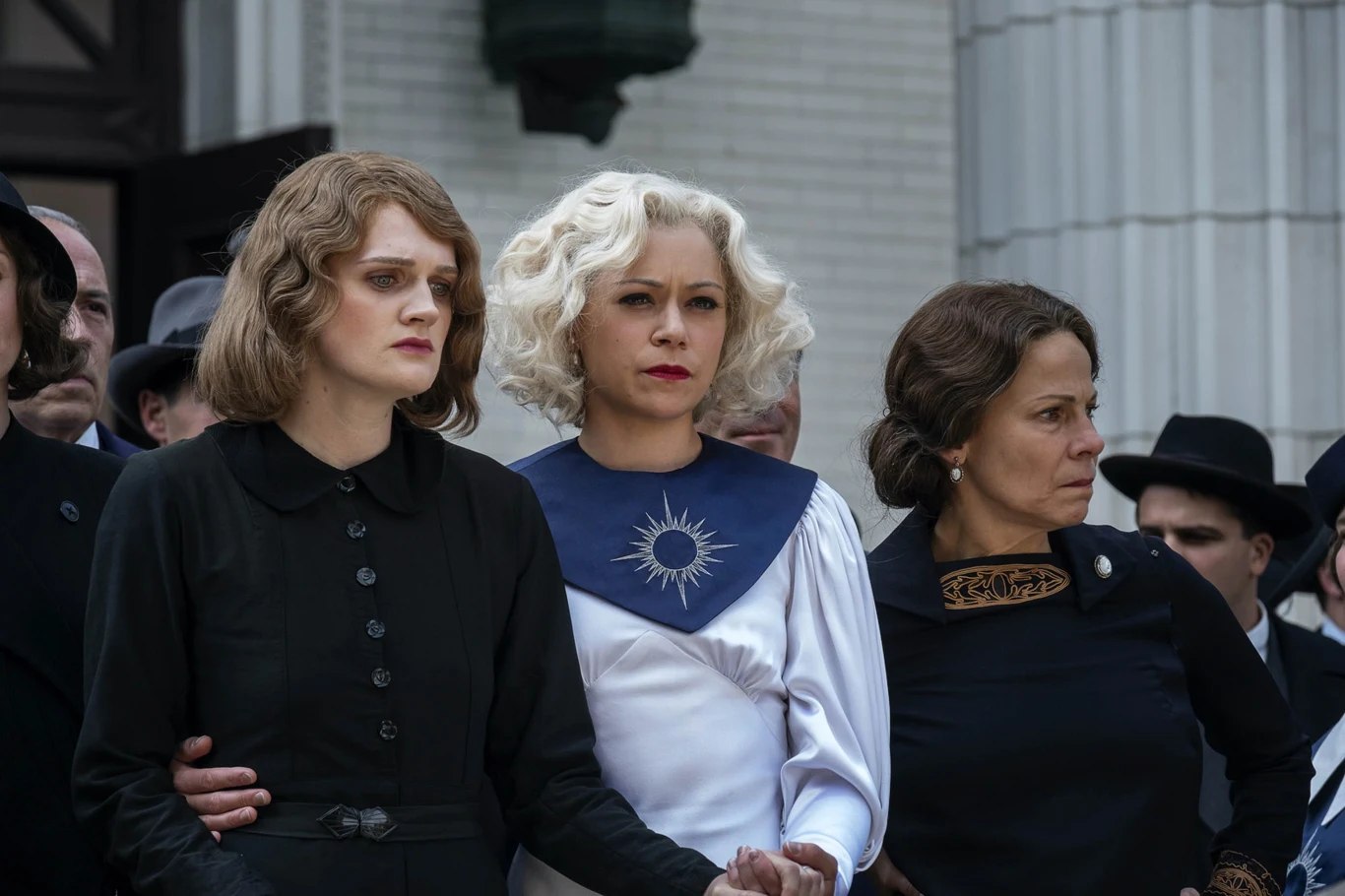 Tatiana Maslany (C) w scenie z serialu "Perry Mason"