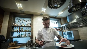 Szef kuchni Przemysław Klima w restauracji Bottiglieria 1881 na krakowskim Kazimierzu