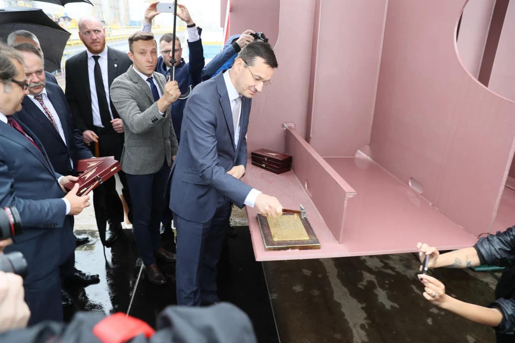 Uroczyste wbicie stępki pod budowę promu w Szczecinie w 2017 r. Uroczyste wbicie stępki pod budowę promu w Szczecinie w 2017 r.