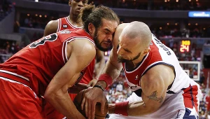 Joakim Noah (z lewej) kontra Marcin Gortat