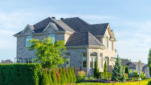 ​1 proc. najbogatszych posiada jedną czwartą majątku w Kanadzie. Nz. dom w Montrealu