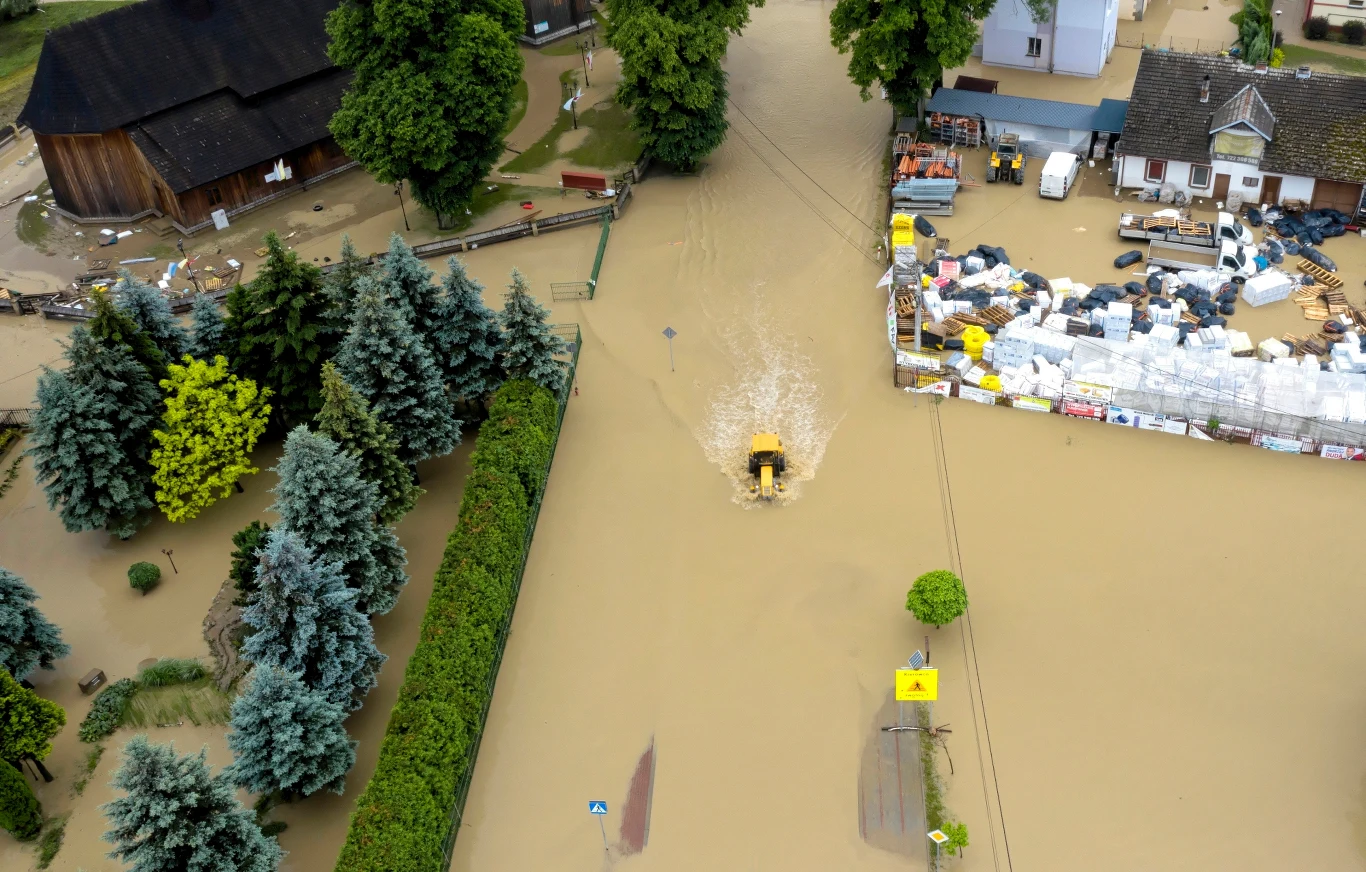 Na zdjęciach z lotu ptaka zalania w Łapanowie koło Wieliczki, 21 bm. po ulewach, które w weekend przechodzą nad Małopolską.