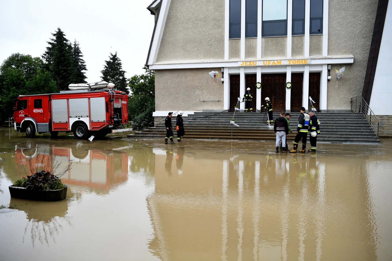 Ulewa, która miała miejsce w nocy w gminie Łapanów spowodowała gwałtowny wzrost poziomu wody w przepływającej przez gminę Stradomce. Ta w wielu miejscach wystąpiła z brzegów i zalała pola, drogi, budynki. 