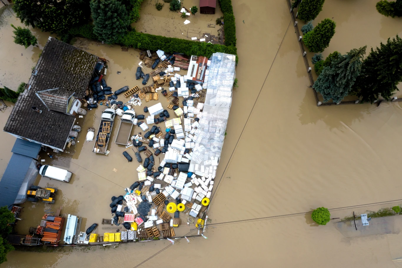 W pow. bocheńskim większość interwencji miała miejsce w Łapanowie. W nocy, m.in. przy pomocy pontonów, ewakuowanych zostało tam 48 osób. 