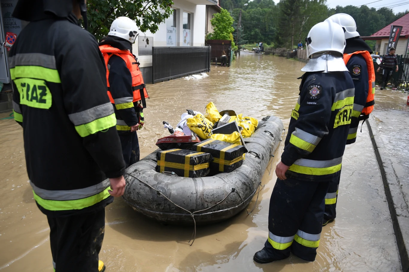 "Służby już podjęły liczne interwencje, a zapewne jeszcze wiele pracy przez nami, gdyż sytuacja jest dynamiczna. Straż Pożarna jest w pełnej gotowości do dalszych, intensywnych działań" - podkreślił Ćwik.
