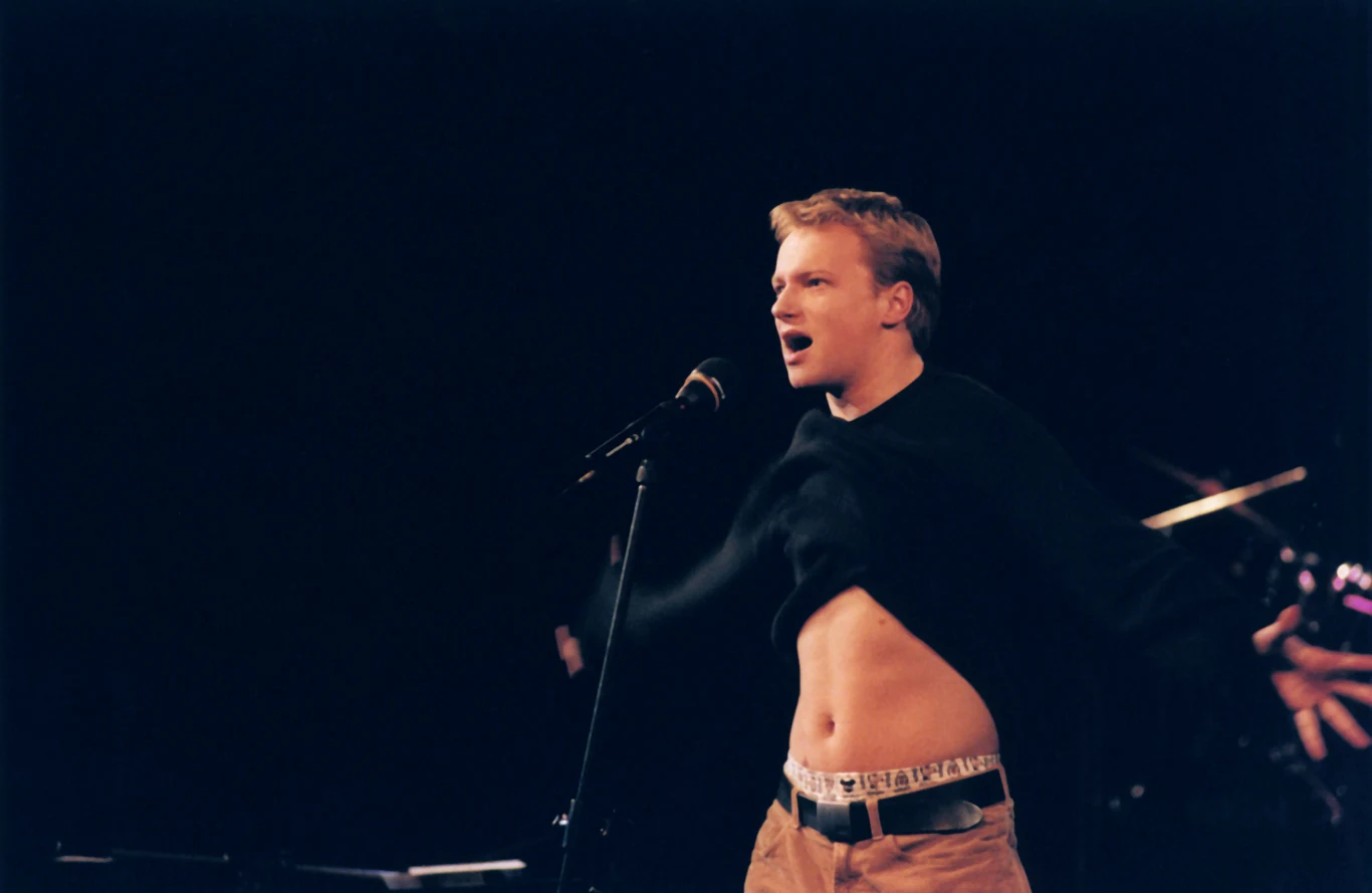 W czasie studiów na Wydziale Psychologii Uniwersytetu Jagiellońskiego w Krakowie Maciej Stuhr założył wraz z kolegami Kabaret Po Żarcie. Grupa od 1995 roku działała przy Studenckim Centrum Kultury "Rotunda". W 1997 kabaret zdobył I nagrodę podczas ogólnopolskiego festiwalu grup kabaretowych PaKA. Na zdjęciu aktor podczas jednego z występów w 1999 roku.