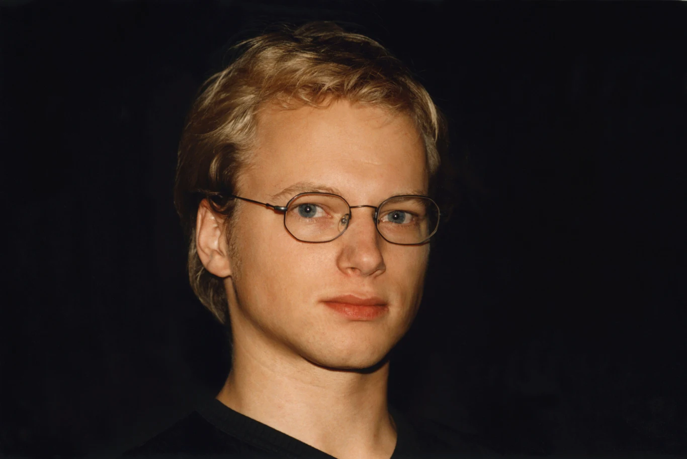 Po raz pierwszy Maciej Stuhr stanął przed kamerą w 1988 roku w 10. części "Dekalogu" Krzysztofa Kieślowskiego. Pod koniec lat 90. dość często grywał sympatycznych chłopaków, na przykład w "Fuksie" Macieja Dutkiewicza czy komediach Olafa Lubaszenki - "Chłopaki nie płaczą" i "Poranek kojota".