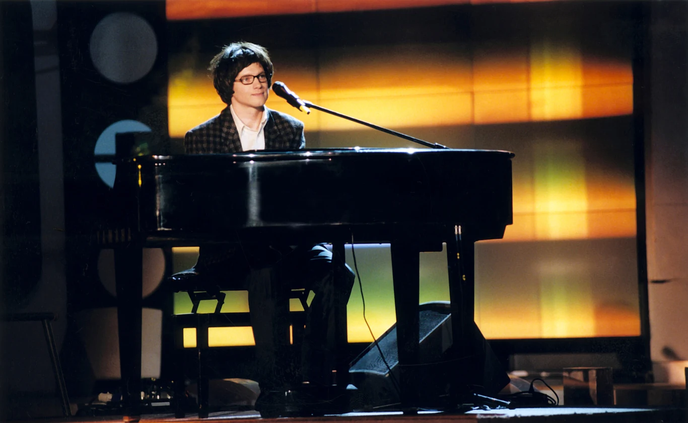 Wydawało się, że Maciej Stuhr swoją karierę zwiąże z kabaretem i estradą, na której radził sobie coraz lepiej. Wystąpił m.in. podczas Kabaretonu na Festiwalu Piosenki Polskiej w Opolu w 2000 roku.