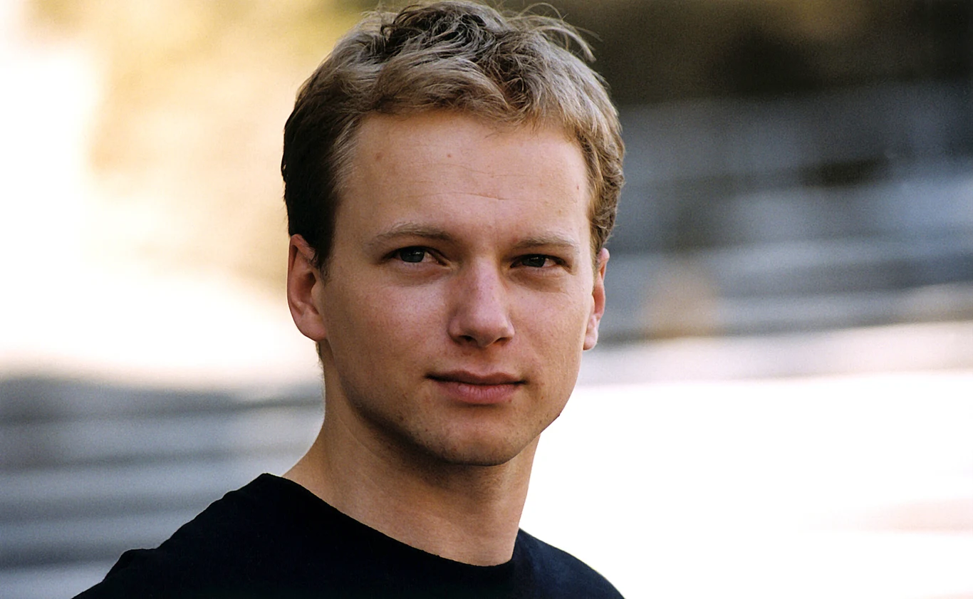 "Coraz mniej chce mi się być aktorem. Bardzo to lubię, ale ostatnio doświadczyłem cudownej przygody reżyserii teatralnej ze studentami aktorstwa we Wrocławiu i to było coś, co zmieniło mój tok myślenia. Zachłysnąłem się teatrem i jego metaforą. Jeśli mam marzenia zawodowe, to zmierzają one bardziej w tym kierunku" - wyznał w rozmowie z Interią Maciej Stuhr. Czyżby teraz czas na reżyserię?
