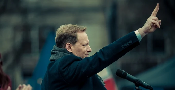 W 2019 Maciej Stuhr zagrał w głośnym filmie Jana Komasy "Sala samobójców. Hejter". Aktor wcielił się tam w polityka, kandydującego na prezydenta, który staje się celem brutalnego zamachu. "To film, jakiego w mojej karierze jeszcze nie było" - mówił w rozmowie z Interią Stuhr.