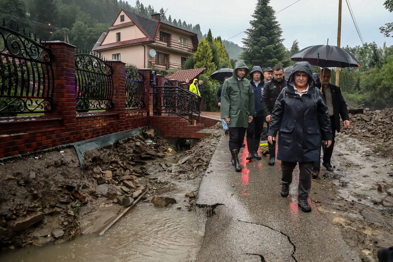 "Nastąpił zator pod mostem. Woda się nie zmieściła, poszła inną stroną i zerwała drogę powiatową" - zaznaczał Pawlak. Jak dodał, w nocy najmocniej padało od północy do godz. 3-4 nad ranem. "Te trzy, cztery godziny wystarczyły, żeby w całej gminie spowodować ogromne straty" - podkreślał. 