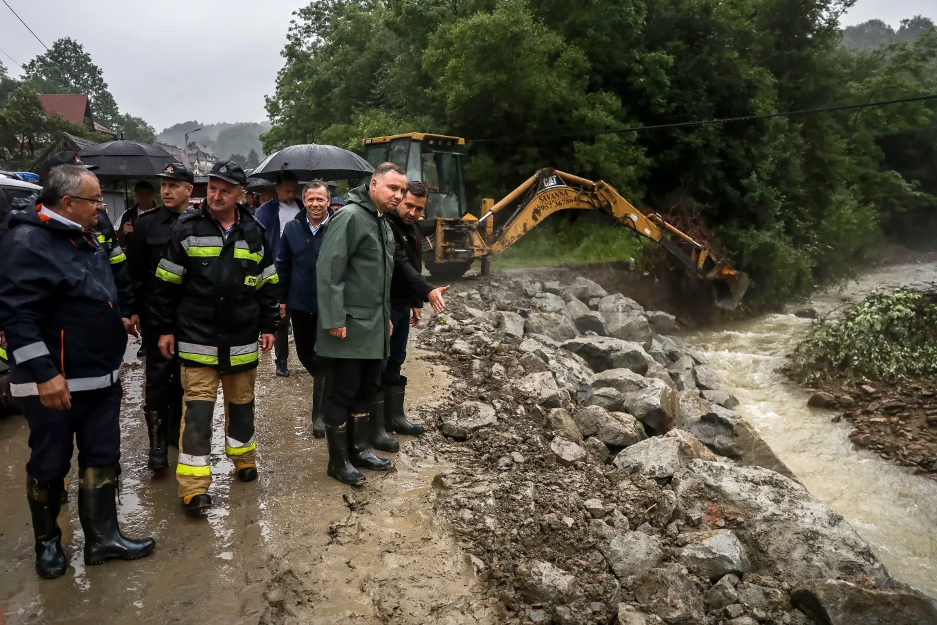 W miejscowości Węglówka prezydent oglądał zerwaną przez potok Niedźwiadek drogę powiatową, prowadzącą z Wiśniowej do Kasinki Małej i Mszany Dolnej.